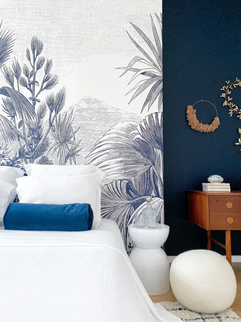 photo d'une chambre parentale bleue à Saint-Malo transformée par la décoration d'intérieur, tête de lit en papier peint