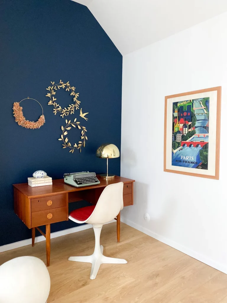 photo d'une chambre parentale bleue à Saint-Malo transformée par la décoration d'intérieur, zoom sur le bureau scandinave chiné