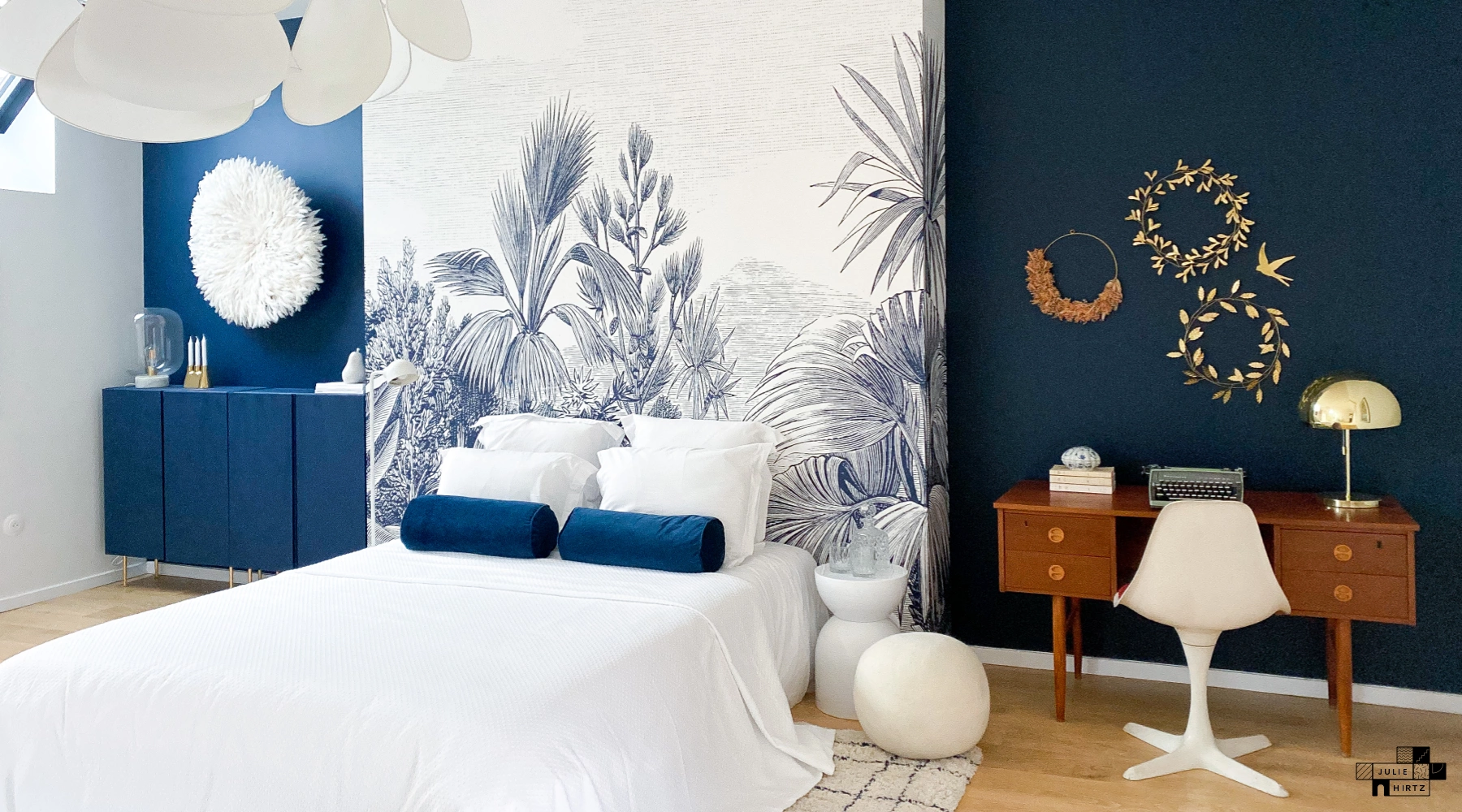 Photo d'une chambre parentale bleue à Saint-Malo transformée par la décoration d'intérieur