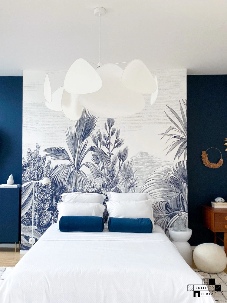 photo d'une chambre parentale bleue à Saint-Malo transformée par la décoration d'intérieur, zoom sur le papier peint
