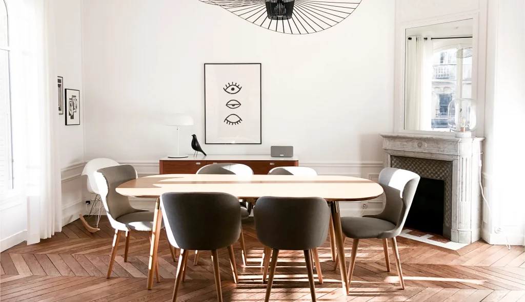 Rénovation complète d'un appartement haussmannien à Paris • Espace salle à manger, parquet point de Hongrie et cheminée en marbre