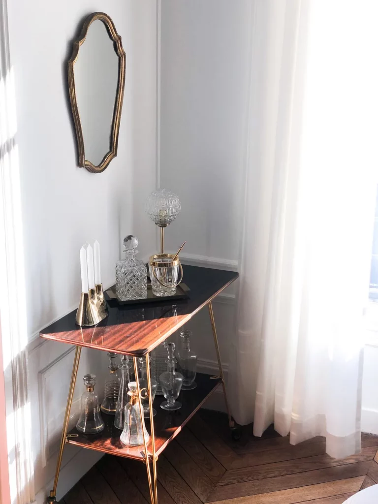 Rénovation complète d'un appartement haussmannien à Paris • Mobilier chiné, desserte vintage et collection de carafes en verre et cristal