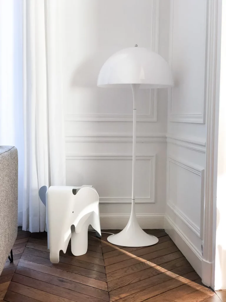 Rénovation complète d'un appartement haussmannien à Paris • Luminaire iconique, éléphant Vitra