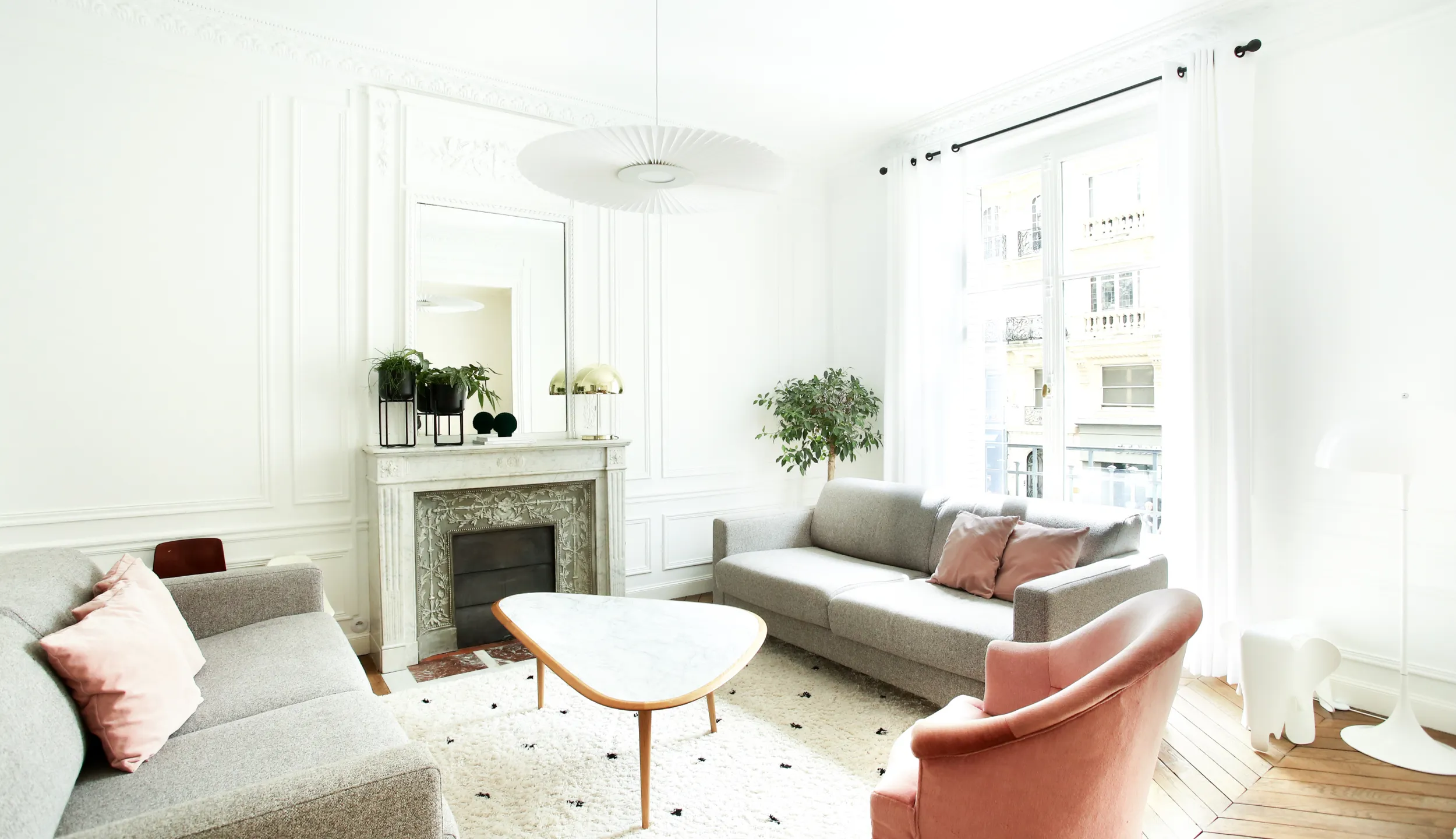 Rénovation complète d'un appartement haussmannien à Paris • Espace salon, parquet point de Hongrie et cheminée en marbre