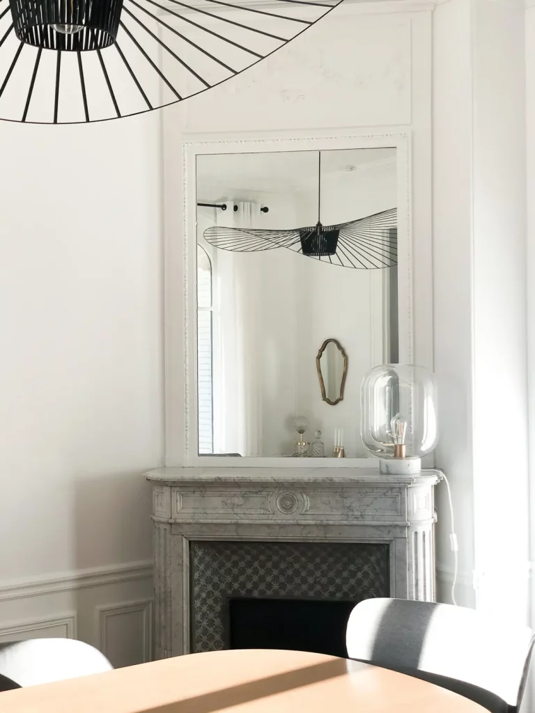 Rénovation complète d'un appartement haussmannien à Paris • Espace salle à manger cheminée en marbre et miroir ancien