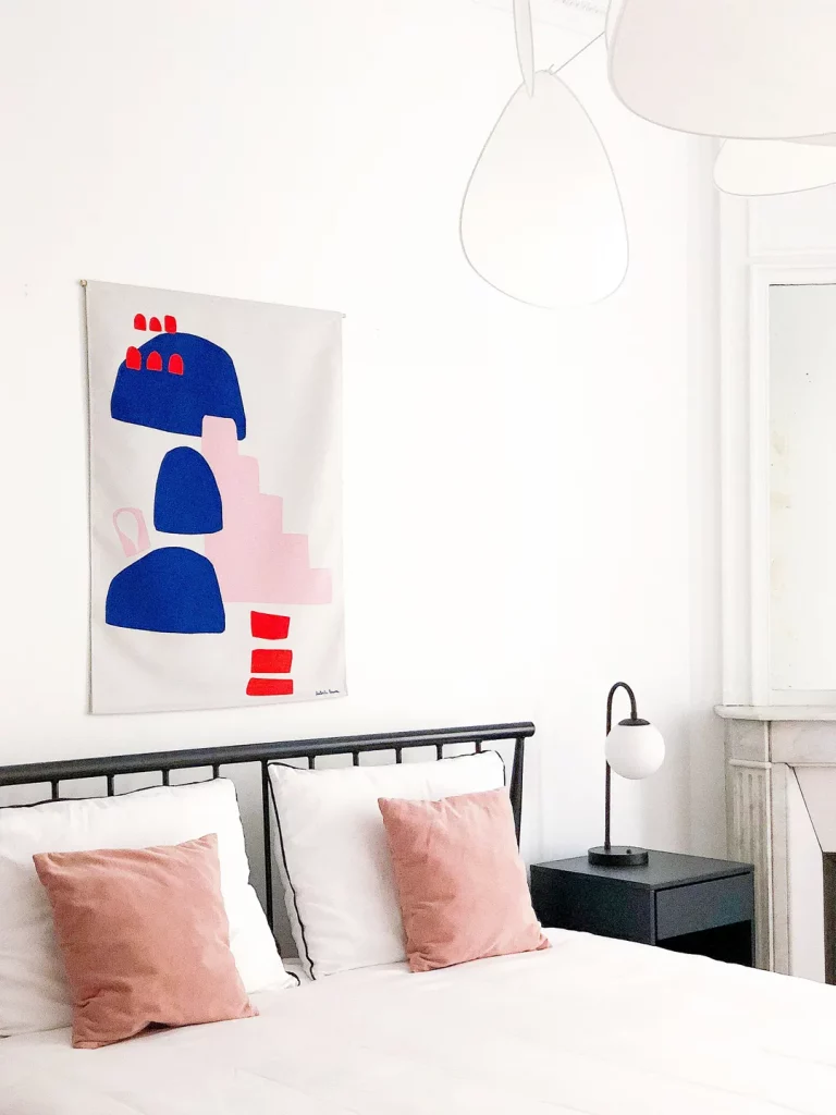 rénovation complète d'une chambre parentale d'un appartement haussmannien à paris, tête de lit au style minimaliste