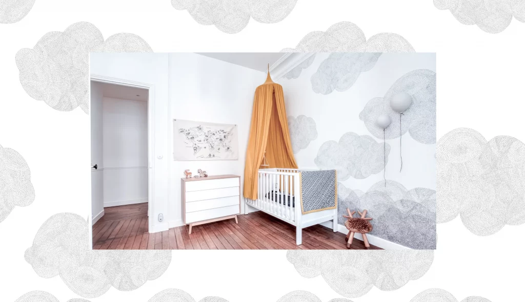 rénovation complète d'une chambre de bébé neutre d'un appartement haussmannien à paris avec un joli papier peint nuages