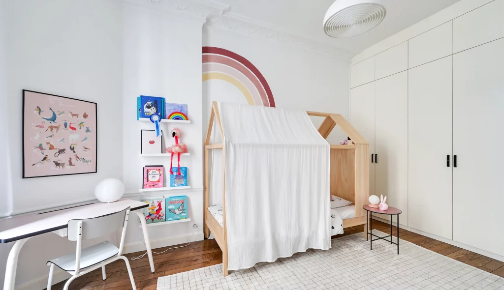 rénovation complète d'une chambre de fille d'un appartement haussmannien à paris avec création de nombreux rangements sur mesure