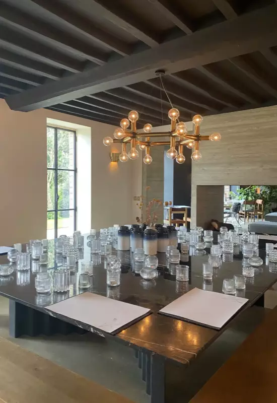 Maison Ceronne • Salle à manger et son immense table sur mesure