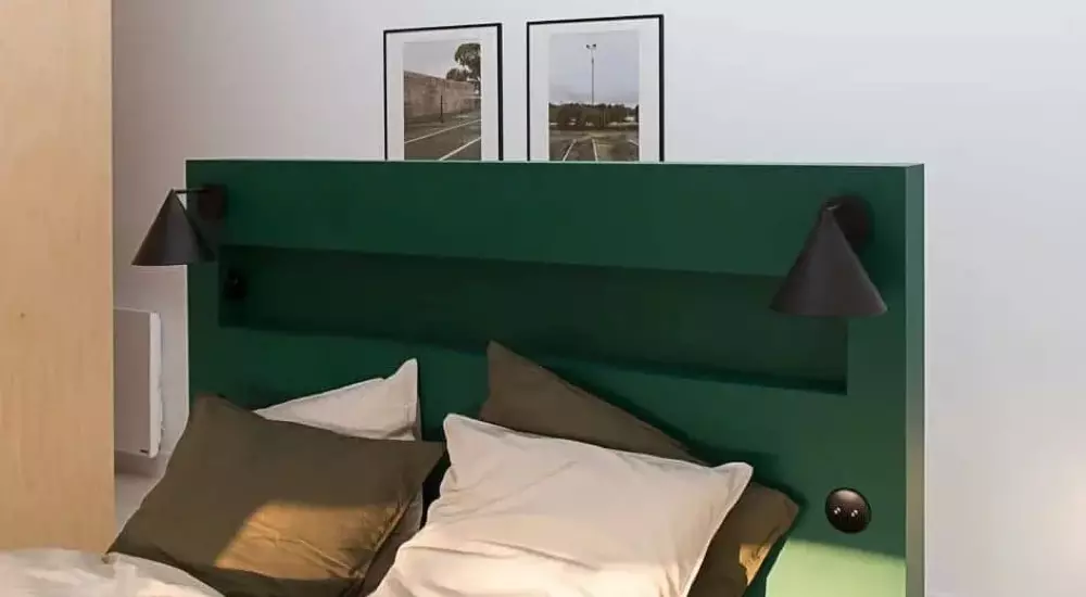 Maison d’hôtes Le Détour • chambre et sa tête de lit verte