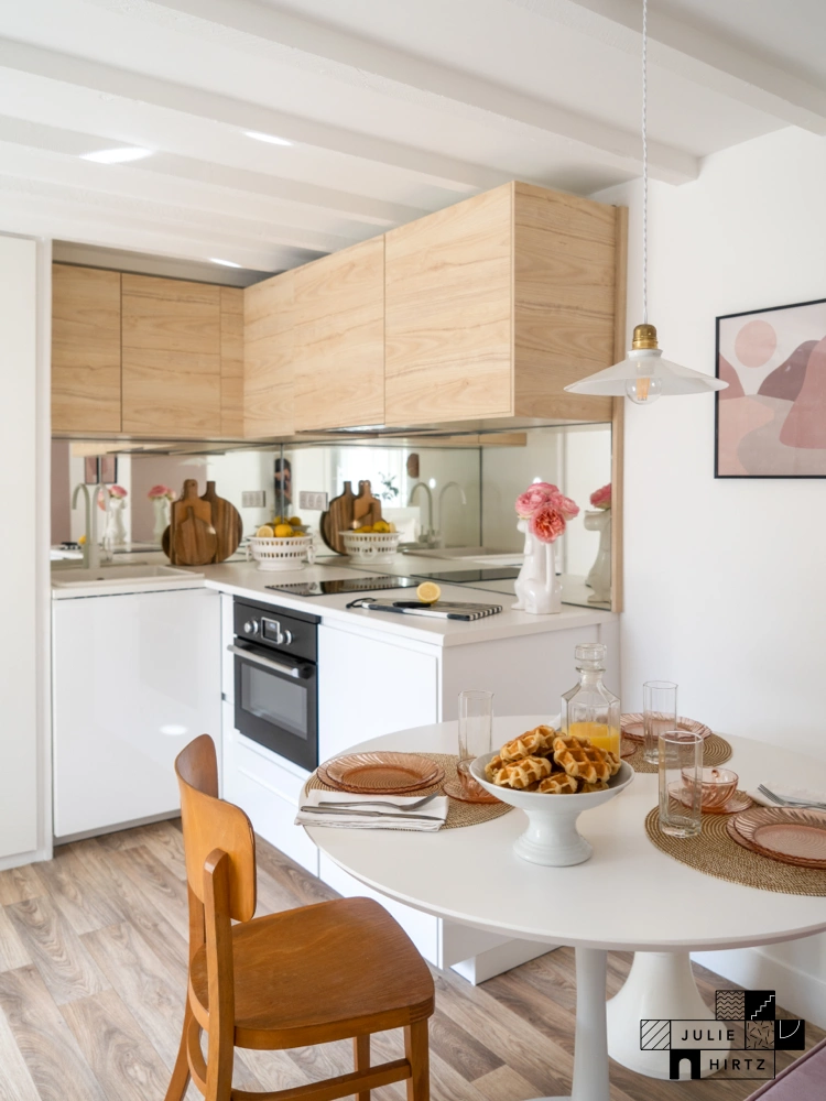 Projet Jean Jaures • Rénovation d'un studio à Saint-Malo : vue de la cuisine avec sa crédence miroir