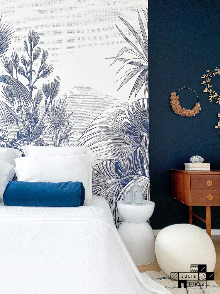 photo d'une chambre parentale bleue à Saint-Malo transformée par la décoration d'intérieur, tête de lit en papier peint