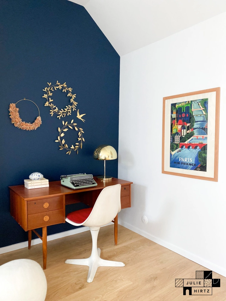 photo d'une chambre parentale bleue à Saint-Malo transformée par la décoration d'intérieur, zoom sur le bureau scandinave chiné