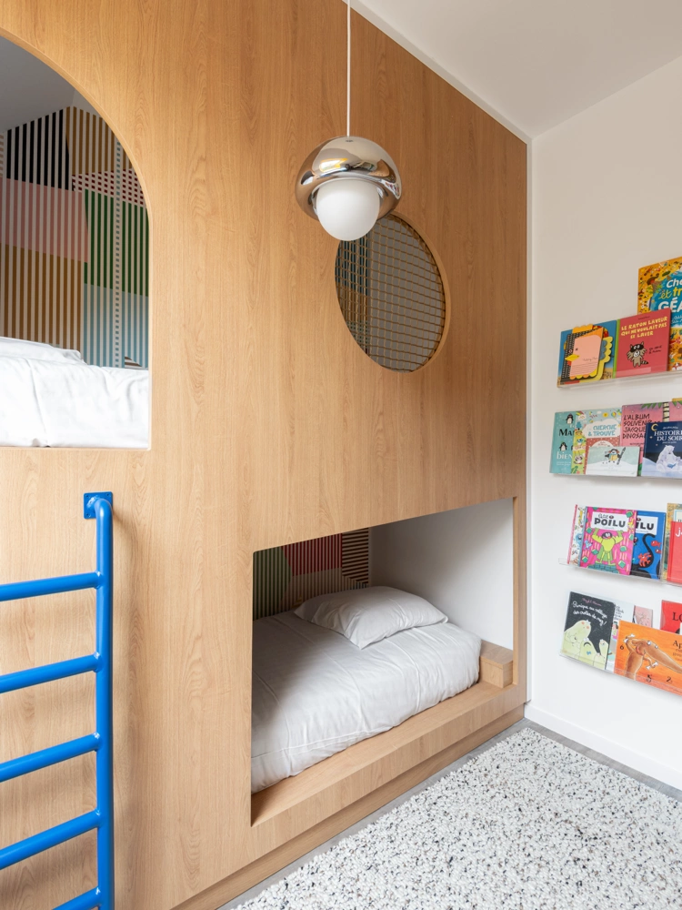Airbnb déco chambre kids : mur d'escalade coloré, alcôves bunk beds sur mesure en bois sélection de livres pour enfants, Côte d'Émeraude