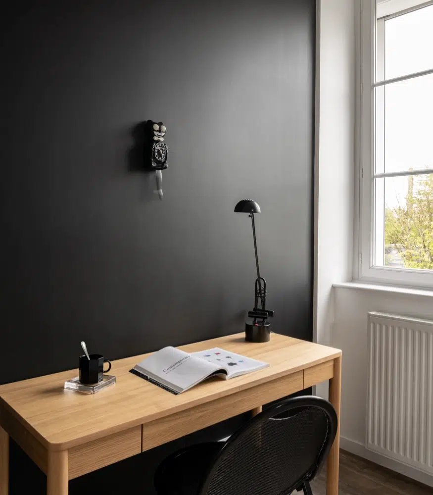 Airbnb déco bureau noir graphique : mur anthracite et bureau bois, espace ado dans gîte premium Bretagne