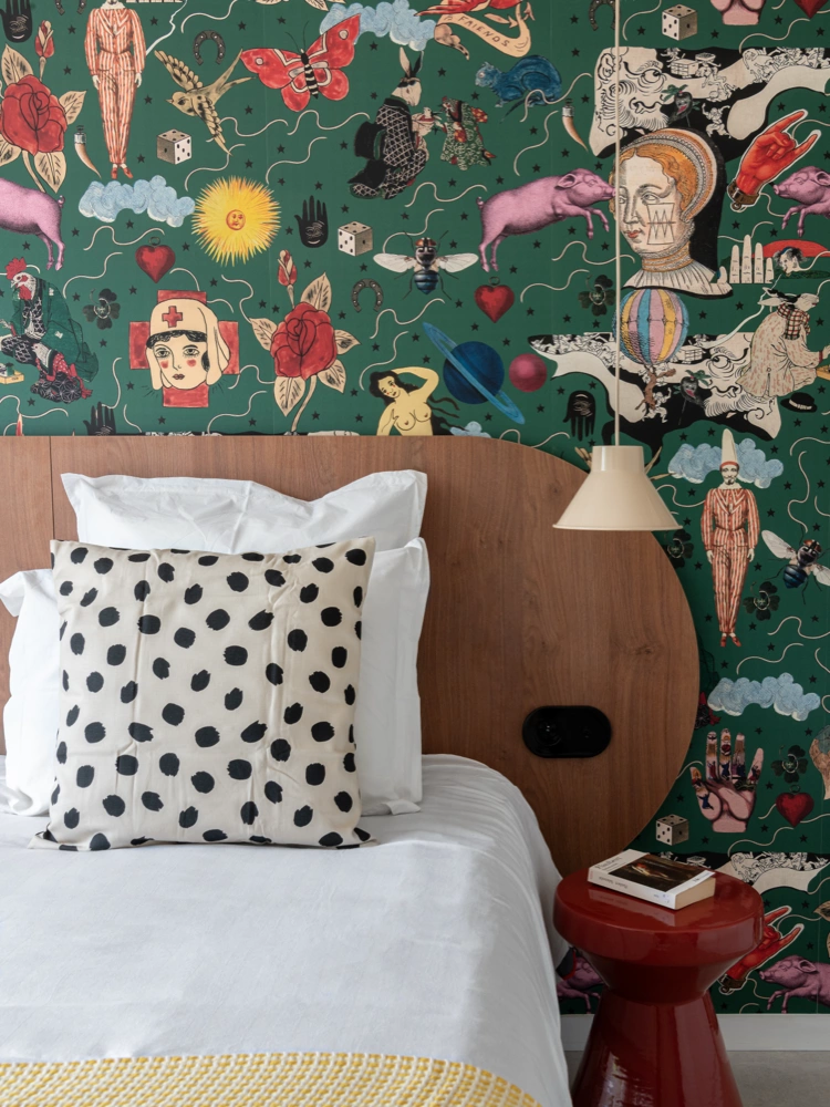 Airbnb déco chambre papier peint tattoo vert forêt, tête de lit noyer et chevet rouge vintage, gîte Côte d'Émeraude