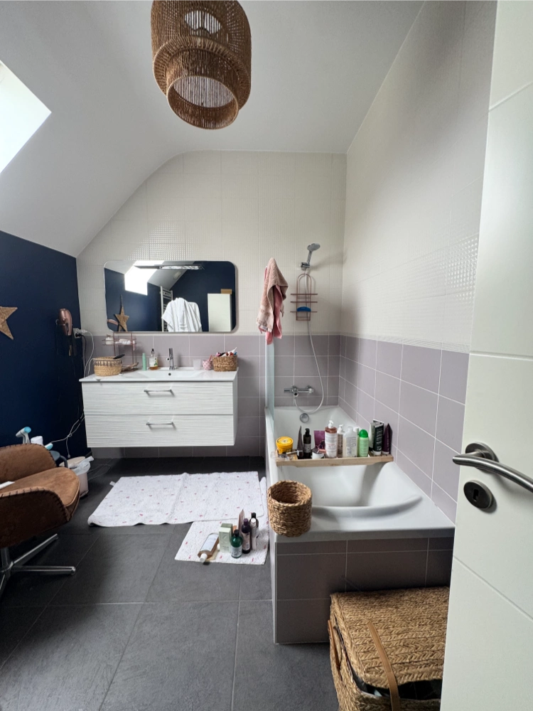 Avant rénovation airbnb déco : salle de bain carrelage gris sans caractère, avant transformation en salle de bain design Côte d'Émeraude