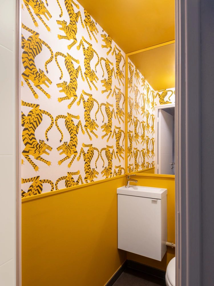 Airbnb déco WC papier peint tigres jaunes : décoration audacieuse du sol au plafond, logement saisonnier premium Bretagne