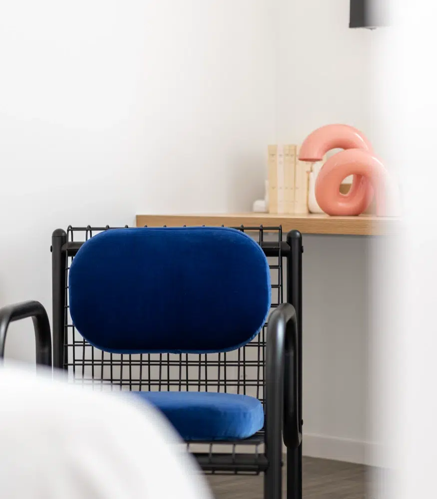 Airbnb déco chambre plafond rayé jaune blanc : lit double et suspension boule, gîte kids friendly Saint-Jouan-des-Guérets